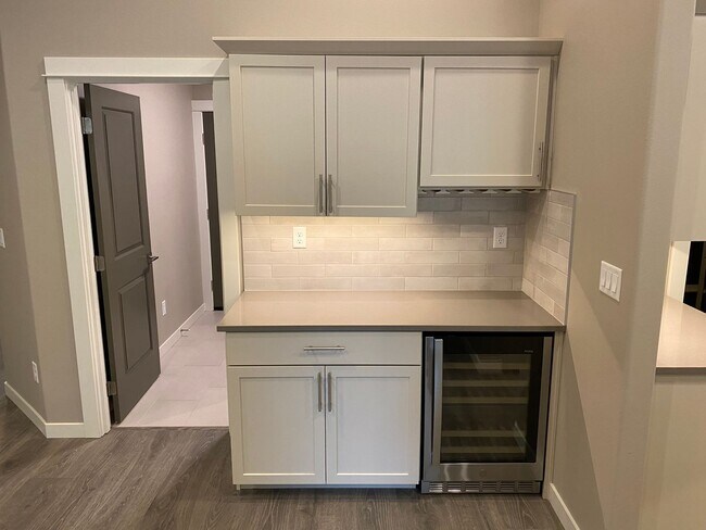 Building Photo - 61357 SE Matthew St