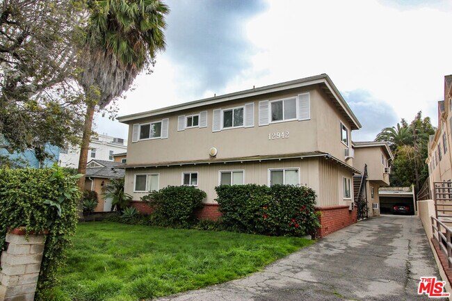 Building Photo - 12942 Moorpark St