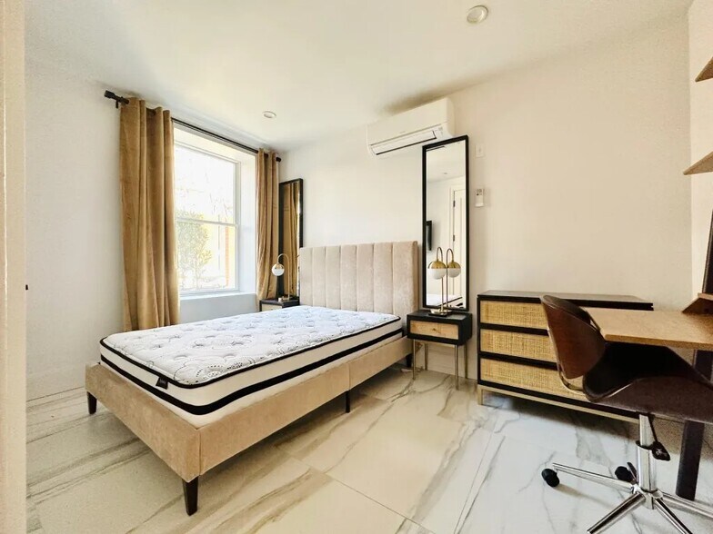 Building Photo - Furnished room/NOT APARTMENT