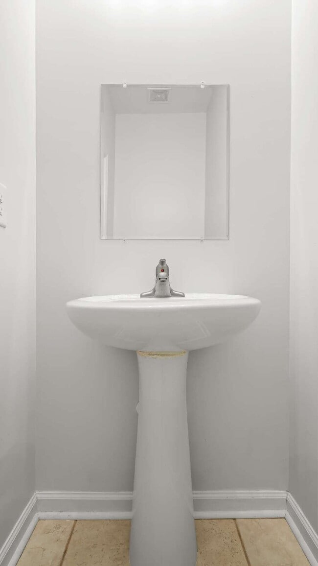 Building Photo - "Charming 2-Bed Townhouse with 2.5 Baths i...