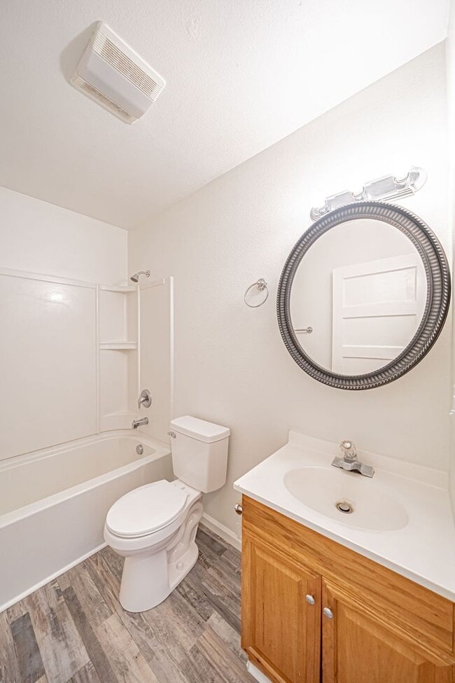 Building Photo - 3 bed 1 bath home recently renovated.