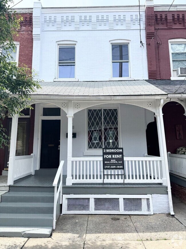 Building Photo - 3 Bedroom Townhome