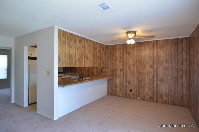 Building Photo - 2 Bedroom Duplex - Section 8 Accepted
