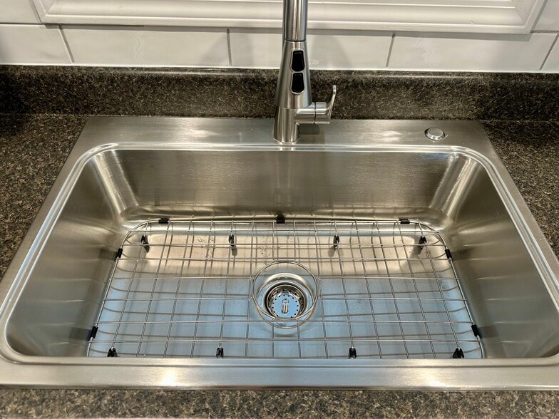 Single basin SS sink w/grate - 2229 Kenwood Blvd SE
