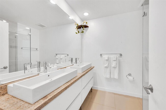 Building Photo - 549 NE 14th Ave