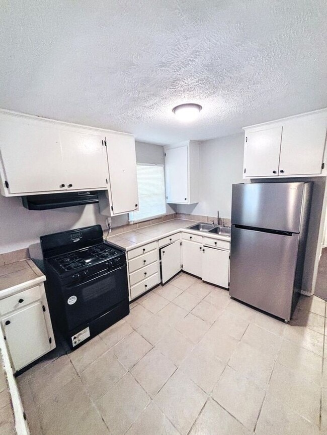 Building Photo - Lovely 3-Bedroom Home: Comfort and Conveni...