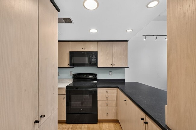 Building Photo - Welcome to the Baynard House; Elegant, Spacious & Bright Showing- Showing Sunday 7/26 9:30am-9:45am