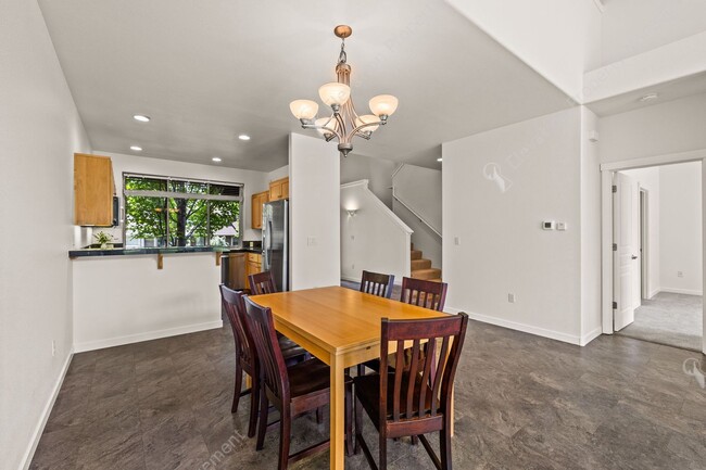 Building Photo - Eagle Crest Townhome Steps to Lakeside Cen...