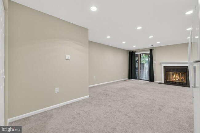 Building Photo - 8605 Western Oak Dr