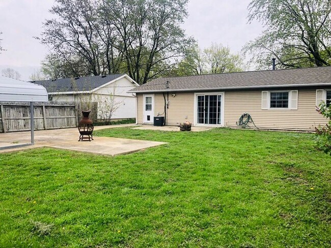 Building Photo - Charming Ranch Home with Flexible Space and Private Backyard