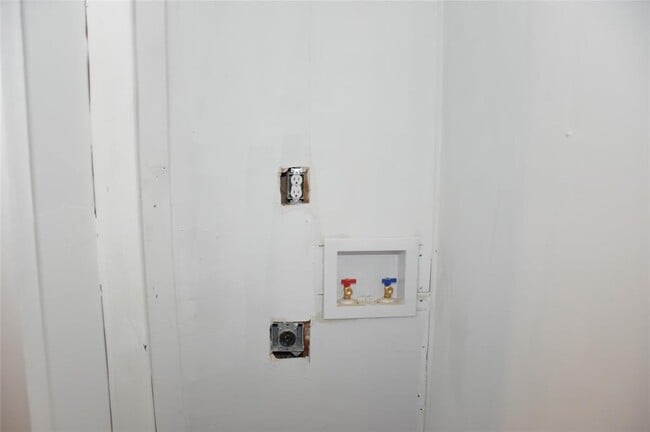 Building Photo - 1408 E Avenue D