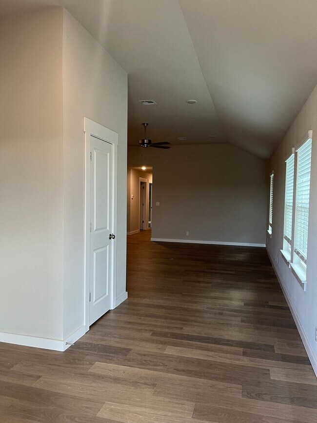 Building Photo - Brand New Duplex!
