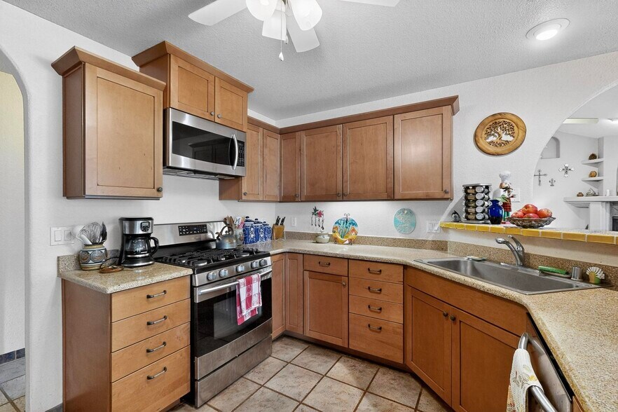 Building Photo - 2004 Vista Lejano