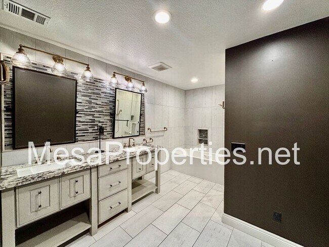 Building Photo - 13871 Oakmont Dr