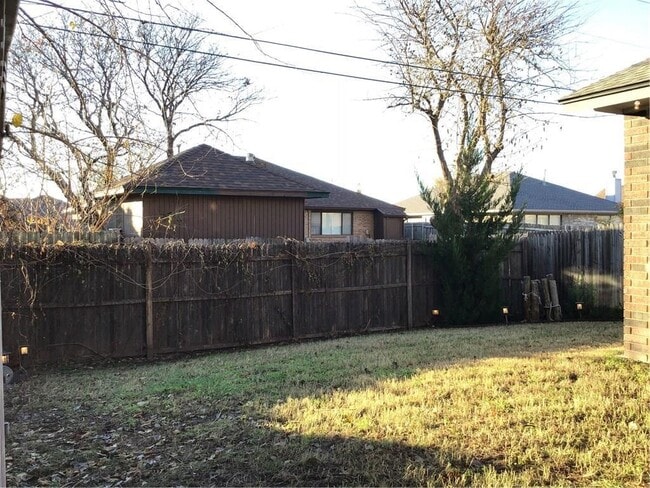 Building Photo - 2123 Lakecrest Dr