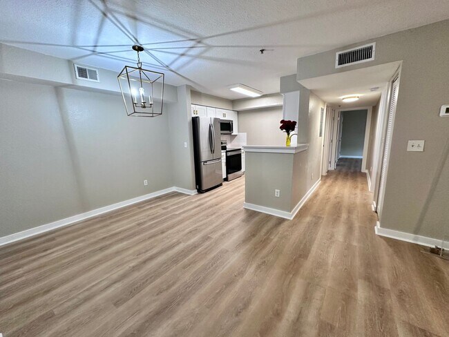 Building Photo - Fully Renovated  2B/2B  Condo near Beach in the Heart of Destin!