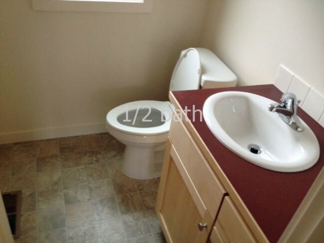 Building Photo - Newr quality 3 bedroom 2-story home in nei...