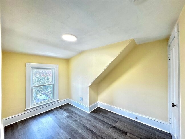 Building Photo - 98 Safford St