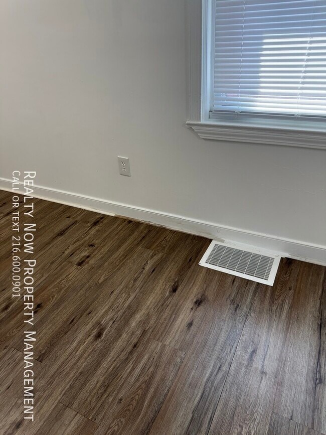 Building Photo - 3373 Colwyn Rd