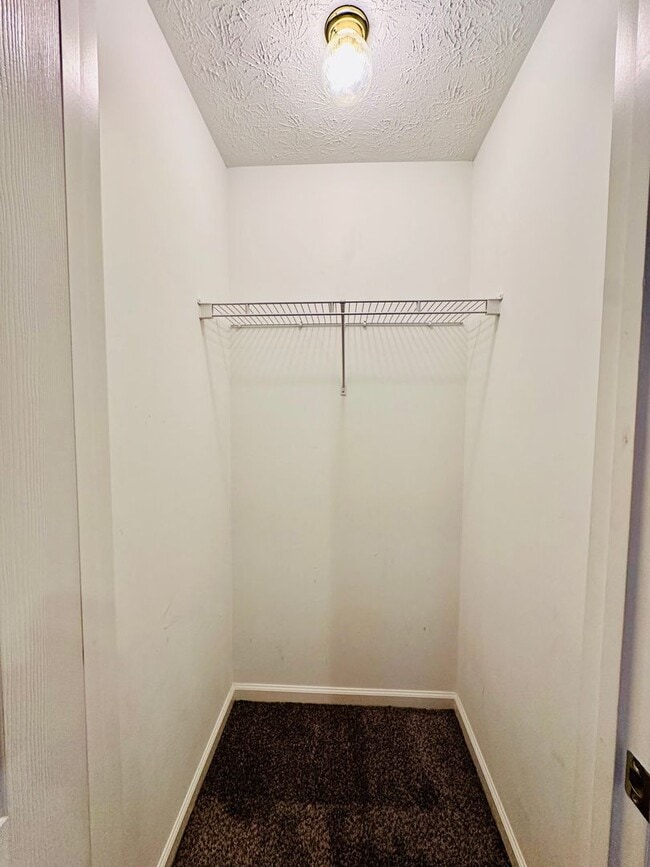 Building Photo - Updated 2 story townhome in Park Duvalle- ...