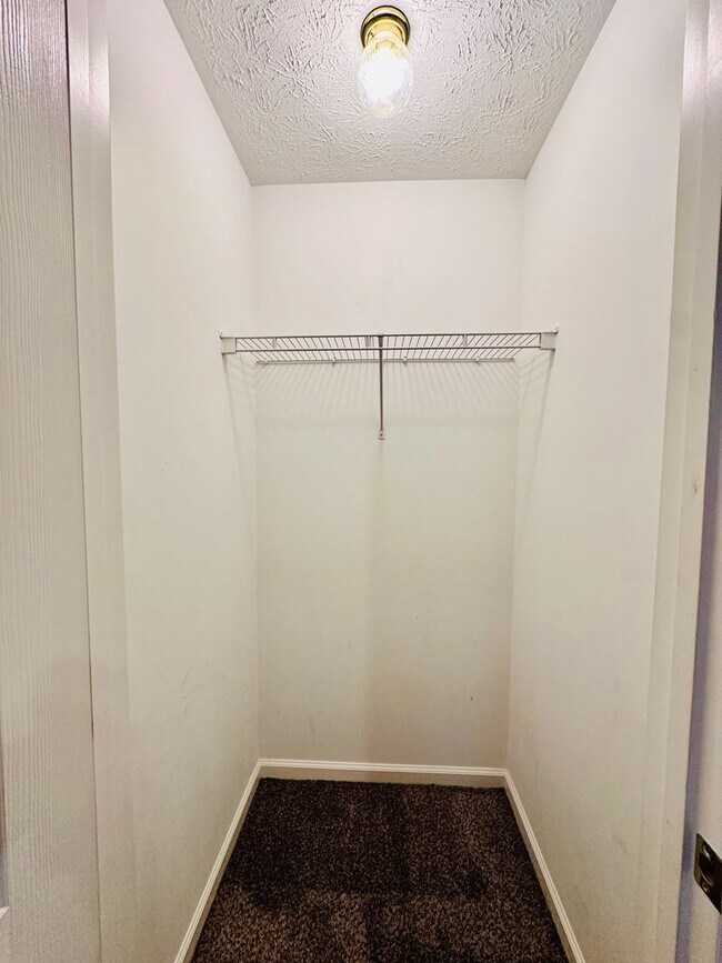 Building Photo - Updated 2 story townhome in Park Duvalle- Section 8 accepted