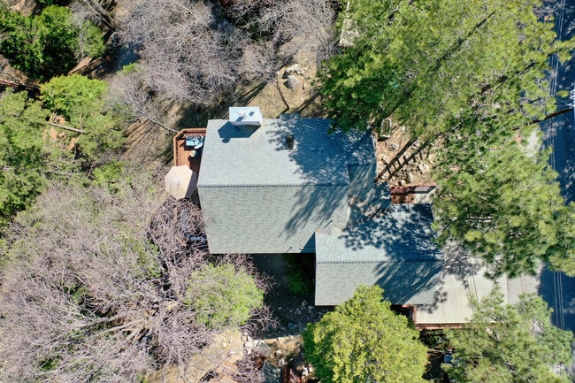 Building Photo - 221 Grizzly Rd
