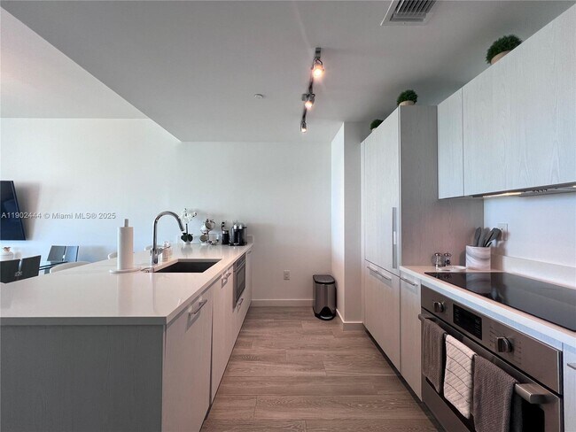 Building Photo - 501 NE 31st St