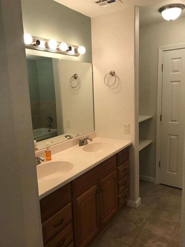 Building Photo - 3 Bed / 2 Bath – Updated Home with Fireplace & Large Backyard