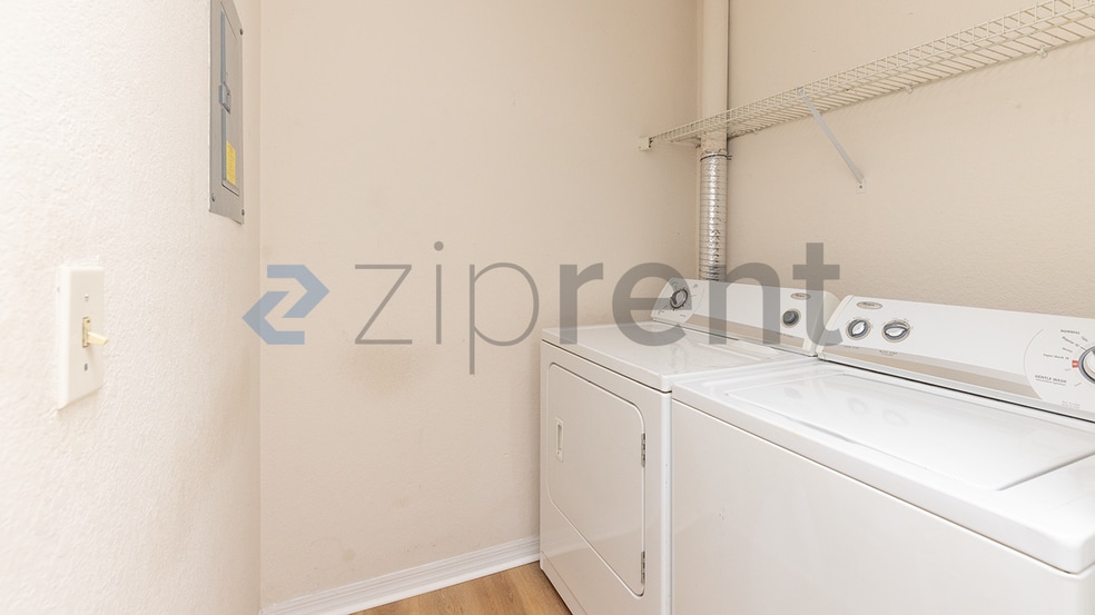 Building Photo - Unit 931