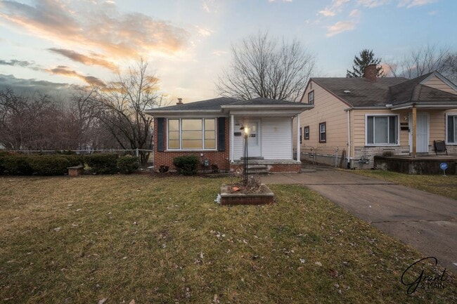 Primary Photo - $1400 - Fully Renovated 3 Bed 1.5 Bath