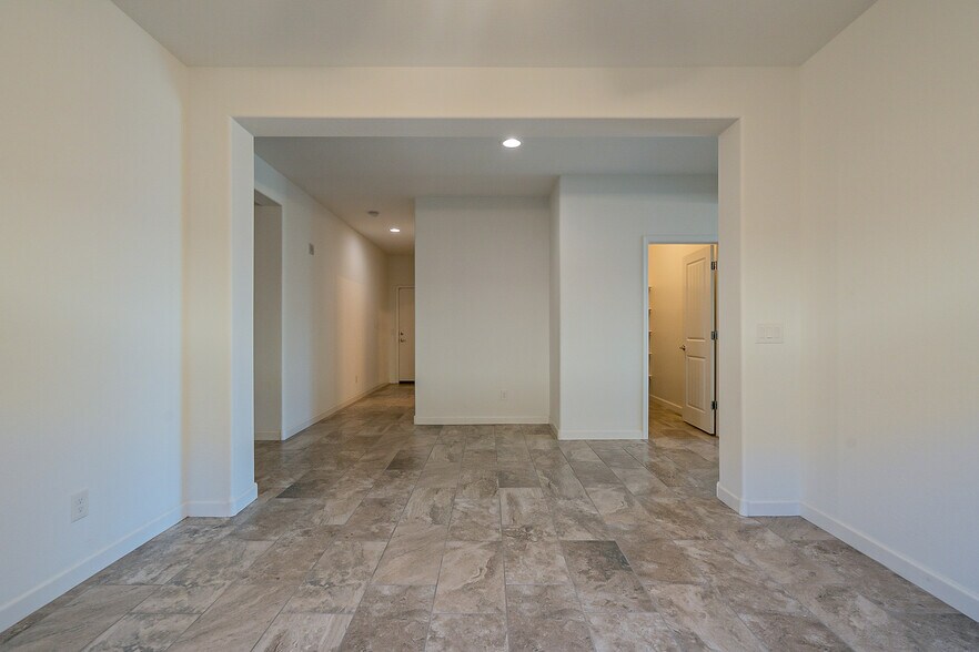 Building Photo - 15877 W Mauna Loa Ln
