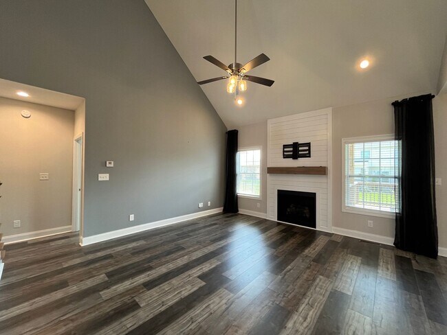 Building Photo - 557 Dexter Dr
