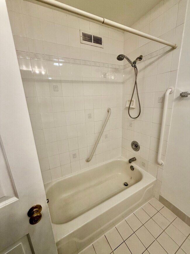 Building Photo - 26 Windsor Dr