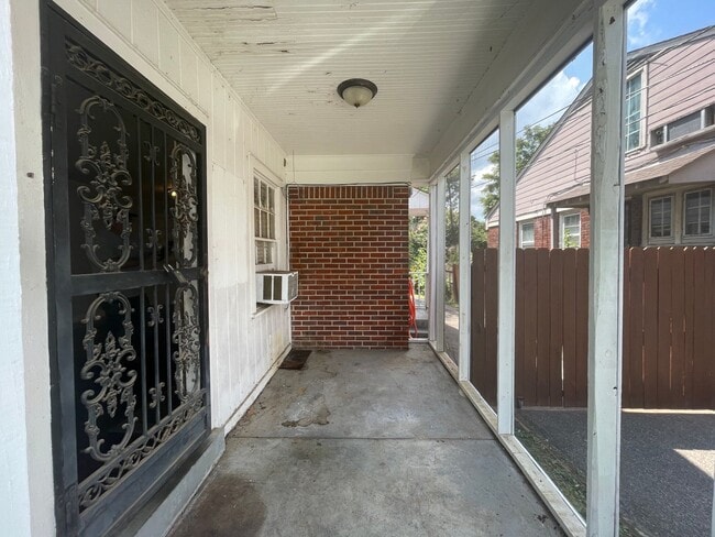 Building Photo - 1 bedroom duplex with washer and dryer