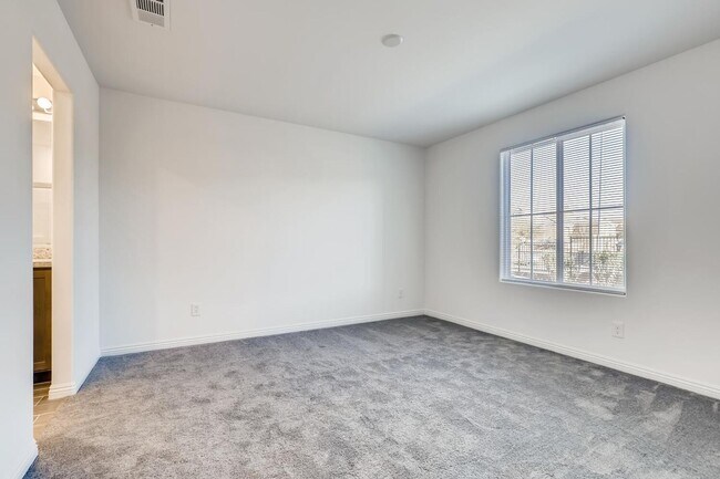 Building Photo - 2020-Built 3 Bedroom Beauty in the Heart of Henderson!