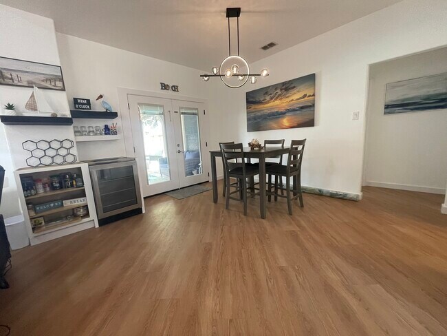 Building Photo - 15829 Vincent Dr