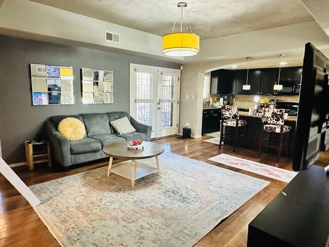 Primary Photo - Available Dec 10th! 3bed 2bath