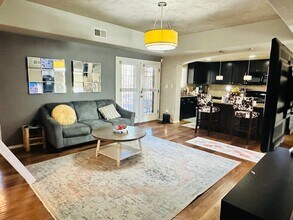 Building Photo - Available Dec 10th! 3bed 2bath