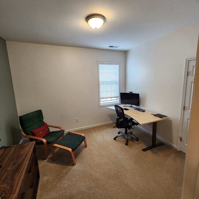 Building Photo - Stunning 3BD, 2.5BA Raleigh Townhome with a 1-Car Garage and Premier HOA Amenities