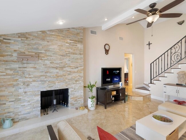 Building Photo - 832 Green St