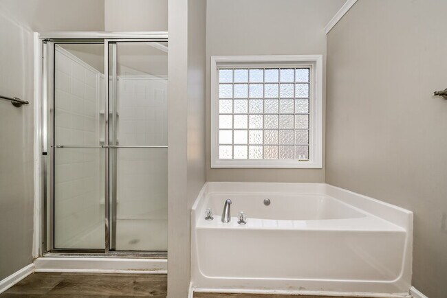 Building Photo - 420 Eglington Tr