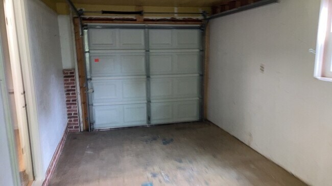 Building Photo - 105 Woodard Dr