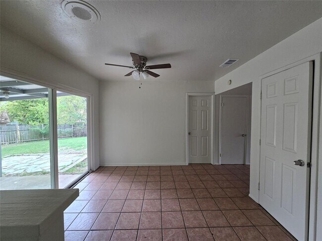 Building Photo - 1109 Village Green Dr