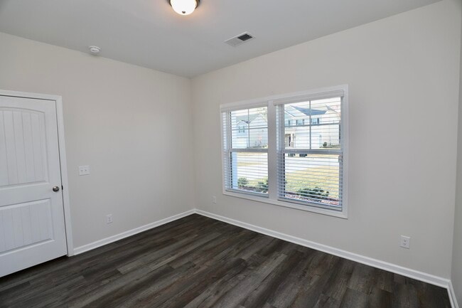 Building Photo - 1960 Barnhart Dr