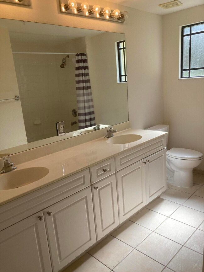 Building Photo - 3018 Alcazar Pl