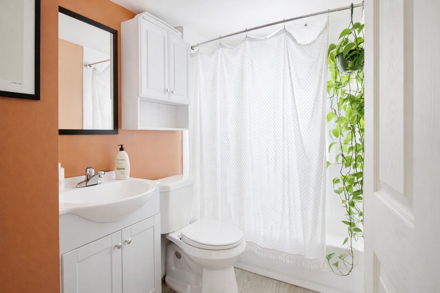 Bathroom - 93 Clayton St