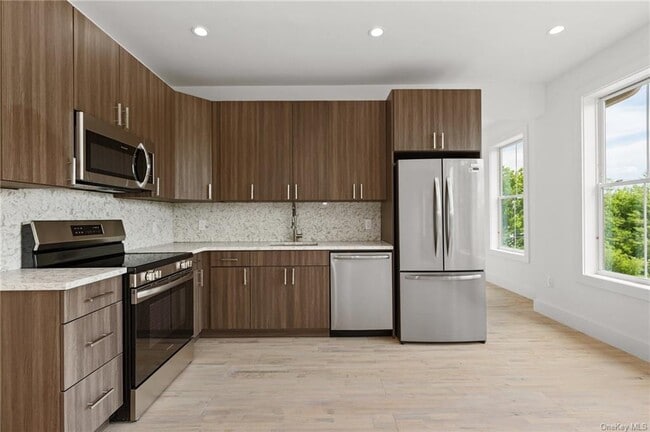 Building Photo - 385 Kear St