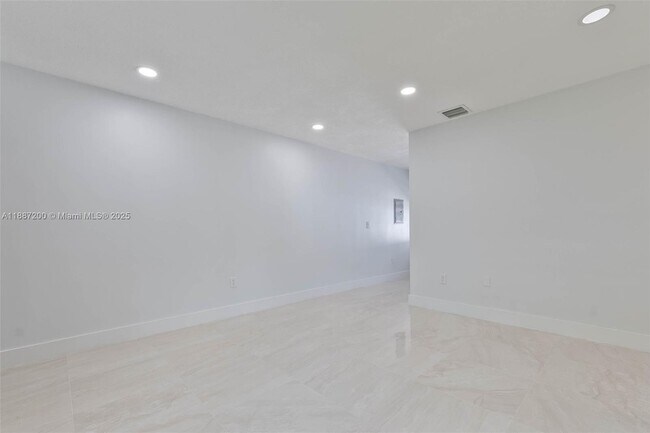 Building Photo - 2567 SW 21st Ave