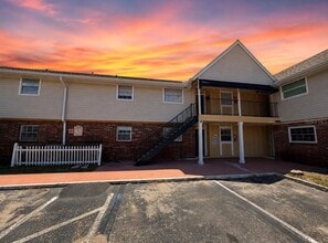 Building Photo - 200 Country Club Dr