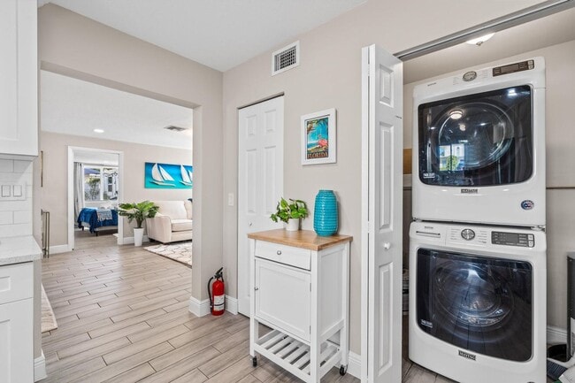 Building Photo - 214 Seacrest Ln